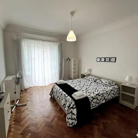 Sólo Habitación Grande Con Balcon